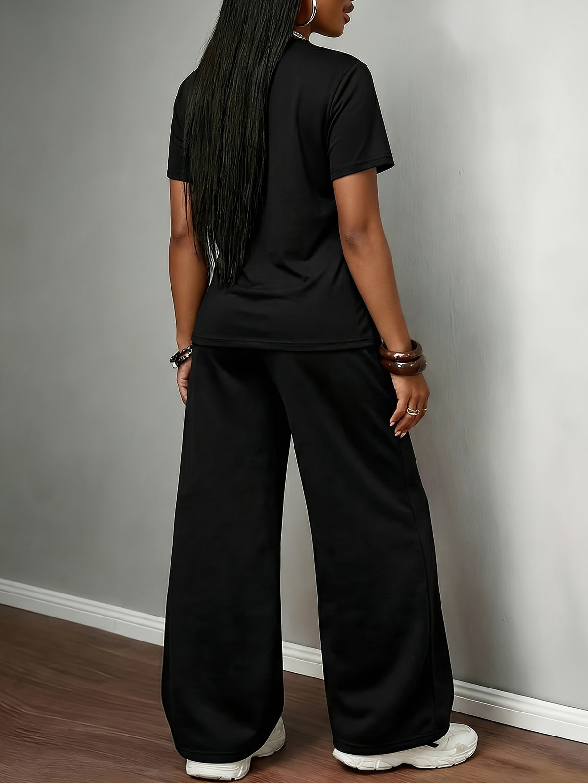 Spring/Summer New Set: 2pcs Outfit Featuring Hand-drawn Floral Print, Multi-color Round-neck Short-sleeve Top and Loose-fit Drawstring Straight-leg Pants. A Fashionable Y2K Streetwear Style with Hip-hop Y Vibes, Perfect for Summer Streetwear - Deep Grey