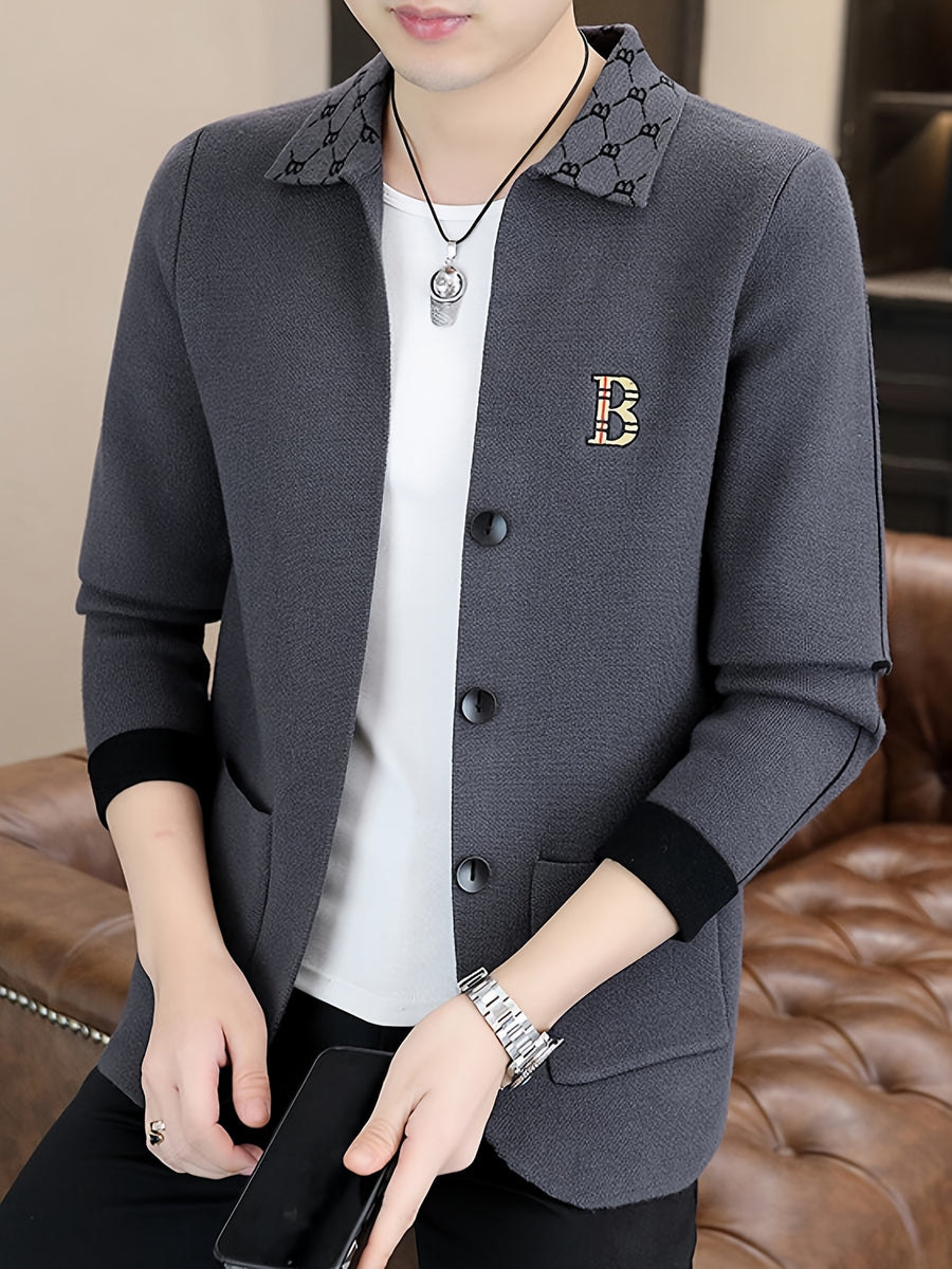 Du Jing Lan OBM Spring/Autumn New Arrival Men's Knit Cardigan, Old Money Style Contrast Color Lapel Pocket Open Front Button Knit Cardigan, Men's Business Casual Fashion Open Front Knit Cardigan Top, with Neckline Design + Letter Embroidery - Deep Gray