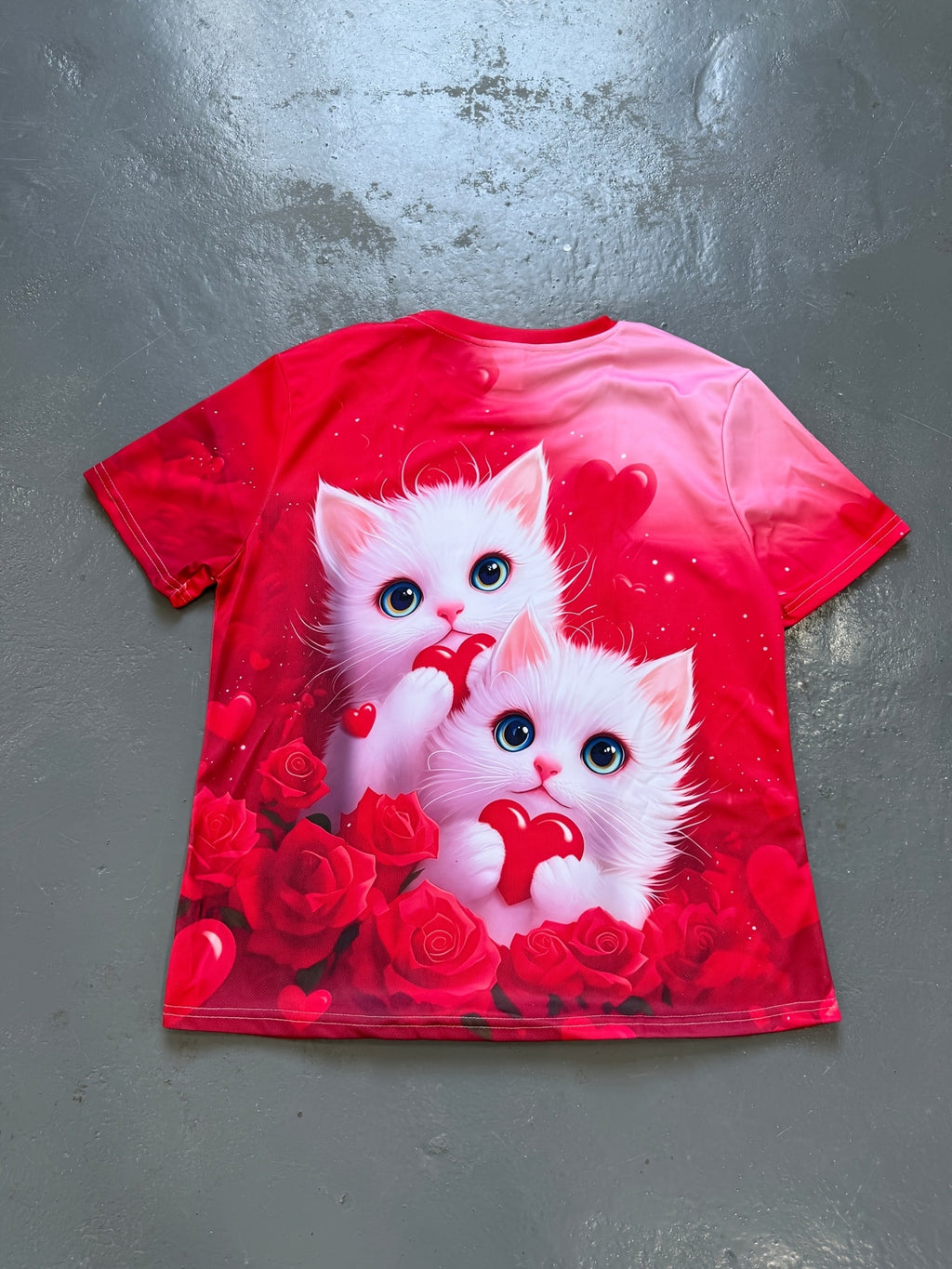 New Women'S T-Shirt with Digital Print of Two Fluffy White Kittens with Blue Eyes, Holding a Red Heart-Shaped Pattern, Surrounded by Red Roses And Heart Designs, Round Neck Short Sleeve Summer Top, Casual Outdoor Wear - Love Money