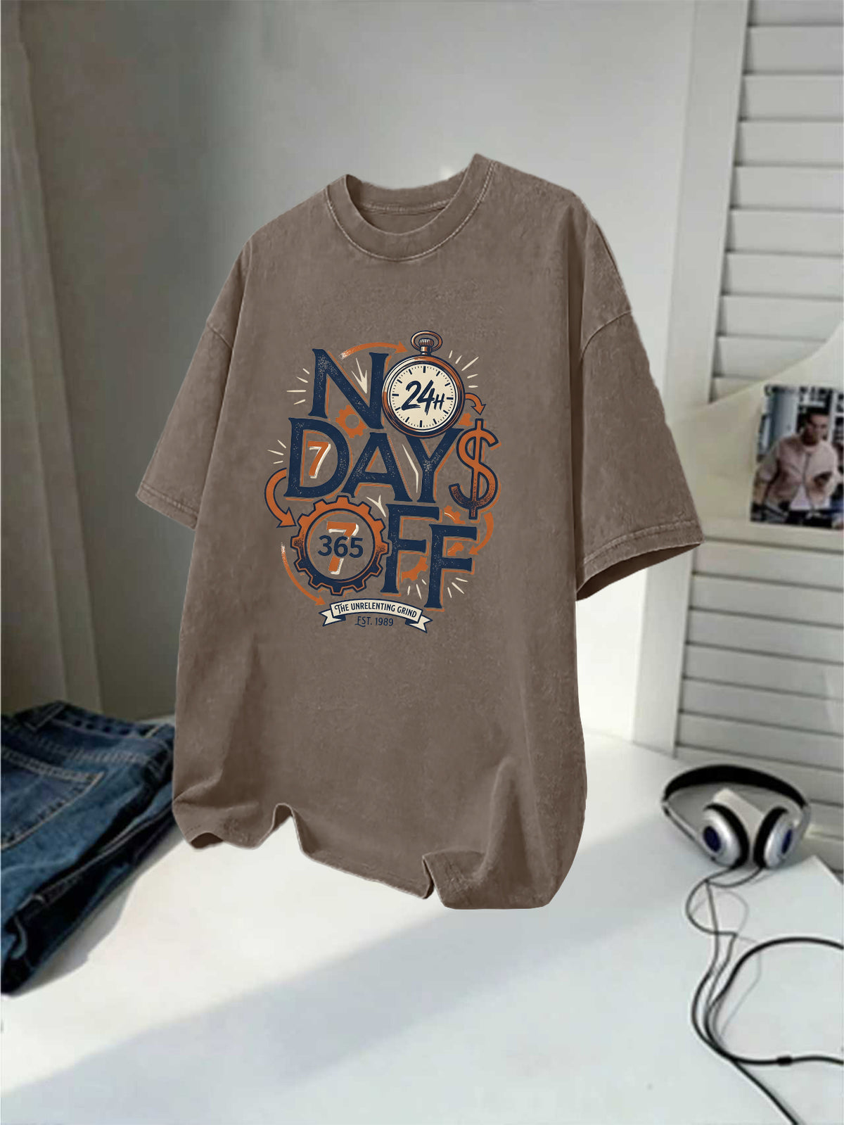 Men's Washed Short-sleeve T-shirt, Made of Pure Cotton for Breathability and Skin-friendly Comfort. Features a Relaxed Fit for Versatile Wear. Front Print with "NO DAYS OFF" Motivational Text and Gear Stopwatch Elements Exuding a Powerful Vibe - Brown