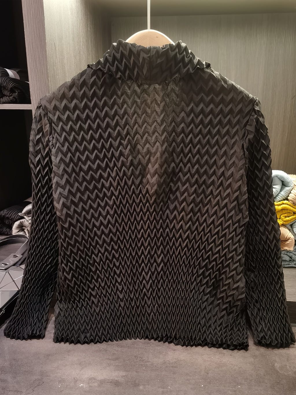 Women's Chevron Pleated Lapel Long Sleeve Cardigan, Oversized Lapel Single Breasted Buttons High Elastic Loose Versatile Commuter Pleated Jacket - Deep Grey