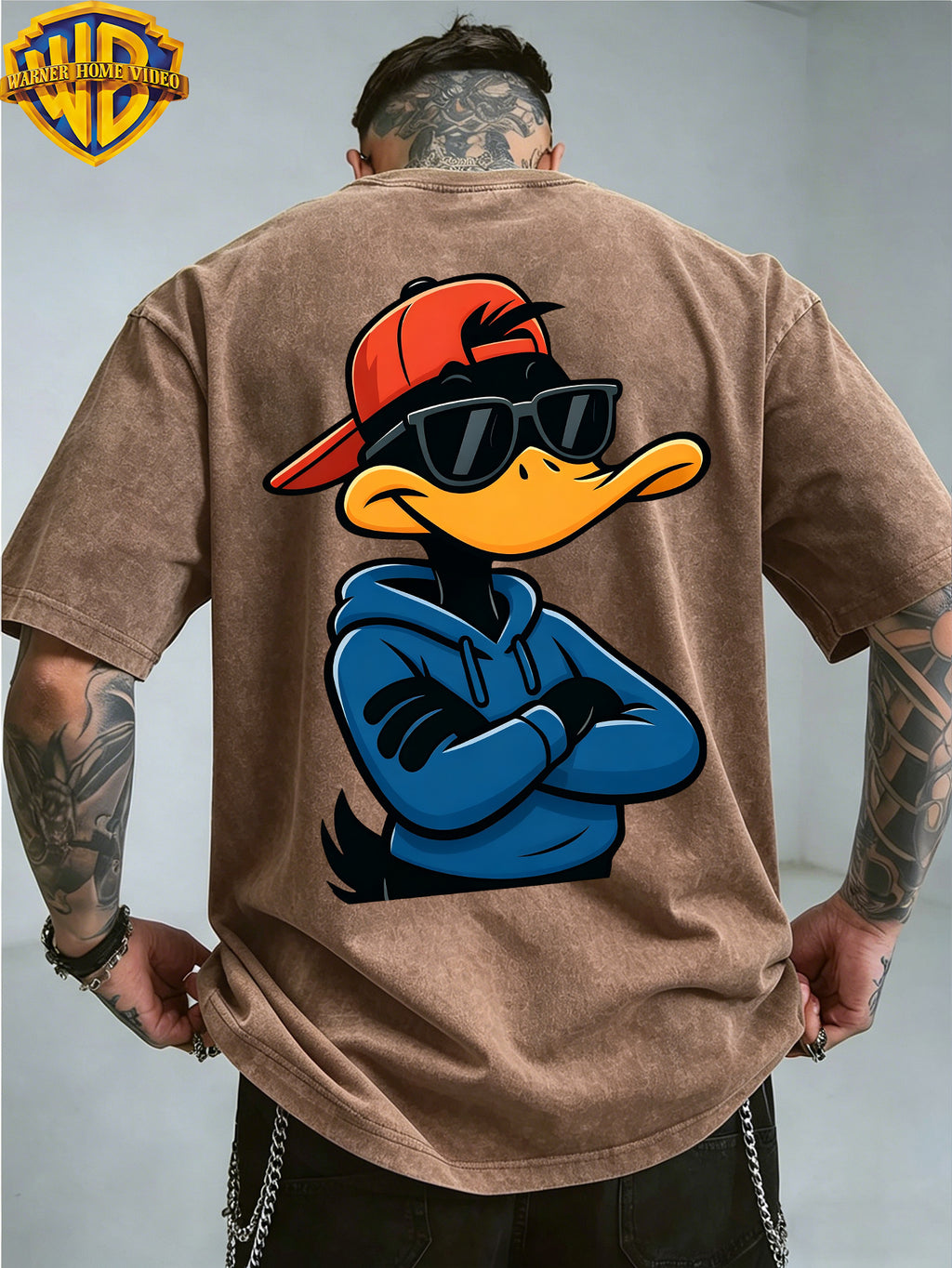 [Warner Bros] Official Authorization, Men'S Short Sleeve Le Yi Tong Da Fei Duck Sunglasses Printed Design, American Retro Washed Distressed T-Shirt, Outdoor Sports And Leisure Clothing, Daily Commuting, Machine Washable - Coffee Color