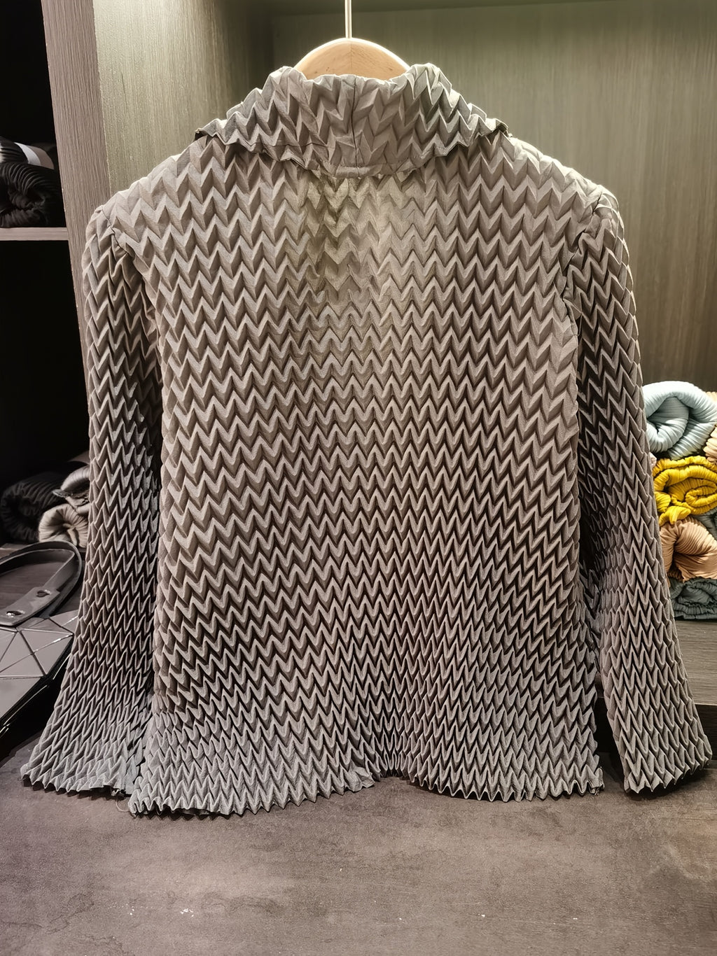 Women's Chevron Pleated Lapel Long Sleeve Cardigan, Oversized Lapel Single Breasted Buttons High Elastic Loose Versatile Commuter Pleated Jacket - Grey