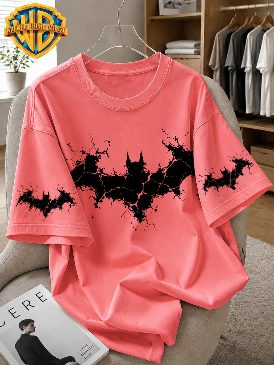 Warner Bros. Officially Licensed Batman Cracked Fragmented Blurry Ink Logo Printed Men'S Short-Sleeved T-Shirt, American Retro Street Style, Soft And Breathable, Suitable for Summer Daily Wear, Streetwear, Fitness, And Outdoor Outfits - Watermelon Red