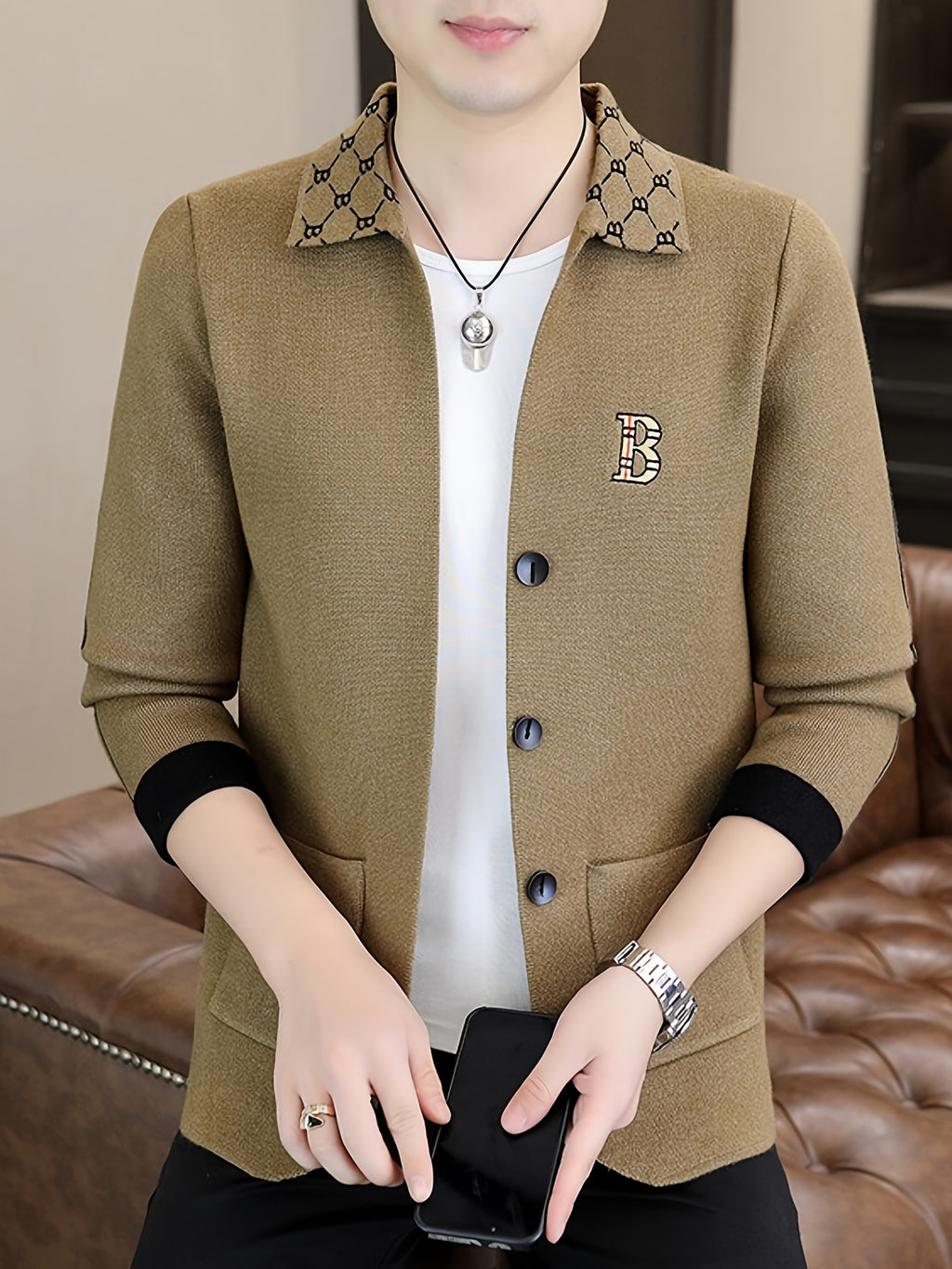 Du Jing Lan OBM Spring/Autumn New Arrival Men's Knit Cardigan, Old Money Style Contrast Color Lapel Pocket Open Front Button Knit Cardigan, Men's Business Casual Fashion Open Front Knit Cardigan Top, with Neckline Design + Letter Embroidery - Camel