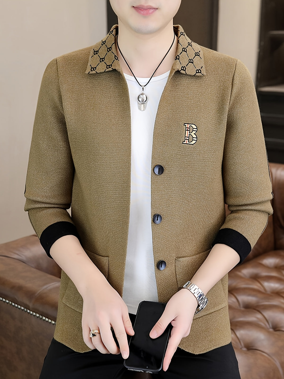 Du Jing Lan OBM Spring/Autumn New Arrival Men's Knit Cardigan, Old Money Style Contrast Color Lapel Pocket Open Front Button Knit Cardigan, Men's Business Casual Fashion Open Front Knit Cardigan Top, with Neckline Design + Letter Embroidery - Camel
