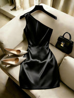 High-end Solid Color Satin One-Shoulder Dress with Metal Buckle, Side Pleats for Waist Definition, Summer Y2K Evening Party Temperament Fitted Mini Skirt - Black