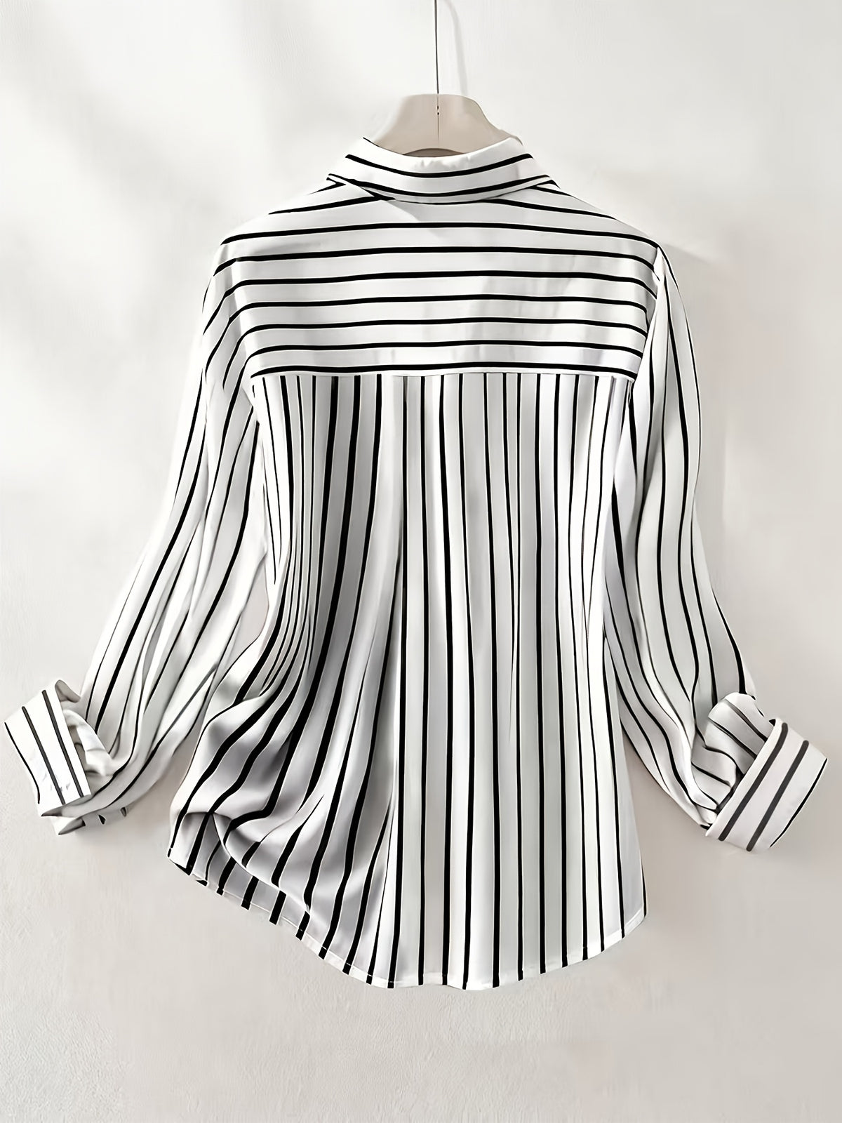 Spring/Autumn New Elegant Striped Long-Sleeve Women's Shirt, Single-Breasted Button-Front Blouse, Machine Washable, Suitable for Office, Commuting, or Formal Events, Office Attire, Sophisticated Casual - Black And White Stripes