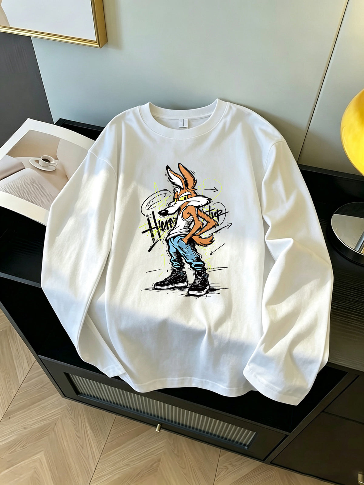 Warner Bros. Official Crooked Heart Wolf Graphic Print Men's Breathable Long-Sleeve Sports T-Shirt, 100% Pure Cotton Crew Neck Casual Versatile Base Layer, Suitable for Sports, Workouts, and Daily Outings - White