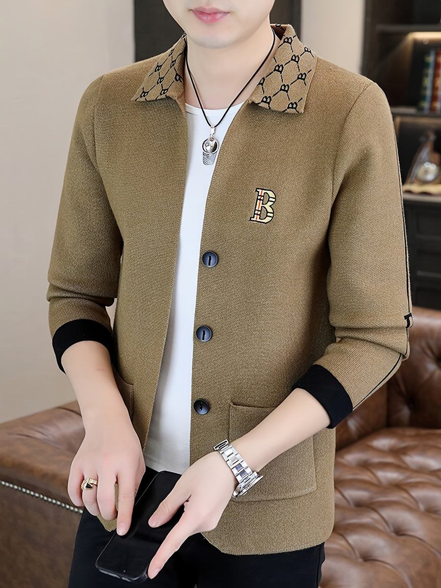 Du Jing Lan OBM Spring/Autumn New Arrival Men's Knit Cardigan, Old Money Style Contrast Color Lapel Pocket Open Front Button Knit Cardigan, Men's Business Casual Fashion Open Front Knit Cardigan Top, with Neckline Design + Letter Embroidery - Camel