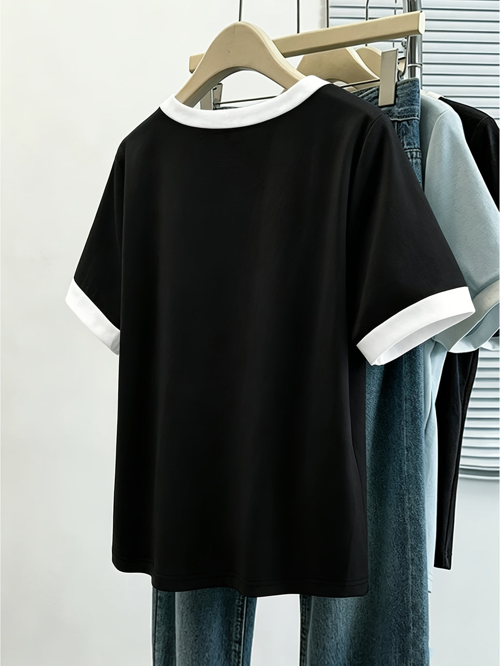 A Spring/summer Casual Loose-fitting T-shirt That Conceals Curves, Featuring a Versatile Color-blocked Round Neck and Short Sleeves, with a Simple and Stylish London Flag Letter Print Pattern. Women's Clothing - D374-L17570 - Black And White