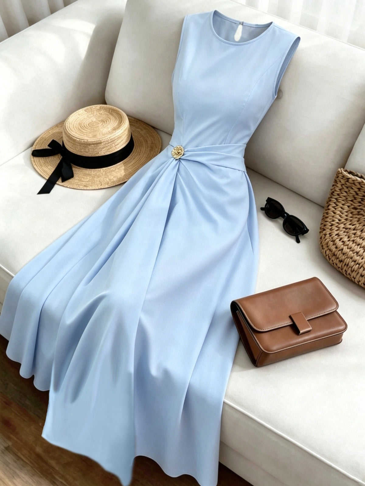 Women'S Elegant Long Dress, Exquisite Design, Round Neck Sleeveless, Suitable for Wear, Waist Adorned with Pleats, Embellished with Hand-Stitched Metal Flowers And Buttons, And Asymmetrical Train Long Bridesmaid Gown - Blue