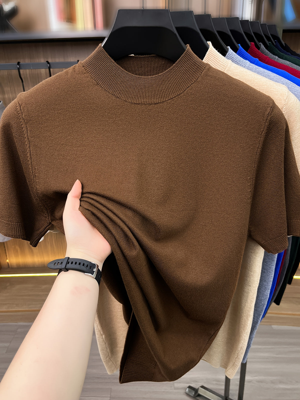 [Wading Whale OBM] 1pc Spring Summer New Men'S Knit Pullover Sweater, Old Money Style Textured Solid Color Short Sleeve T-Shirt, Casual Fashion Thin Breathable Ribbed Pullover Sweater Base Layer Top, Suitable for Spring And Summer Wear - Coffee Brown