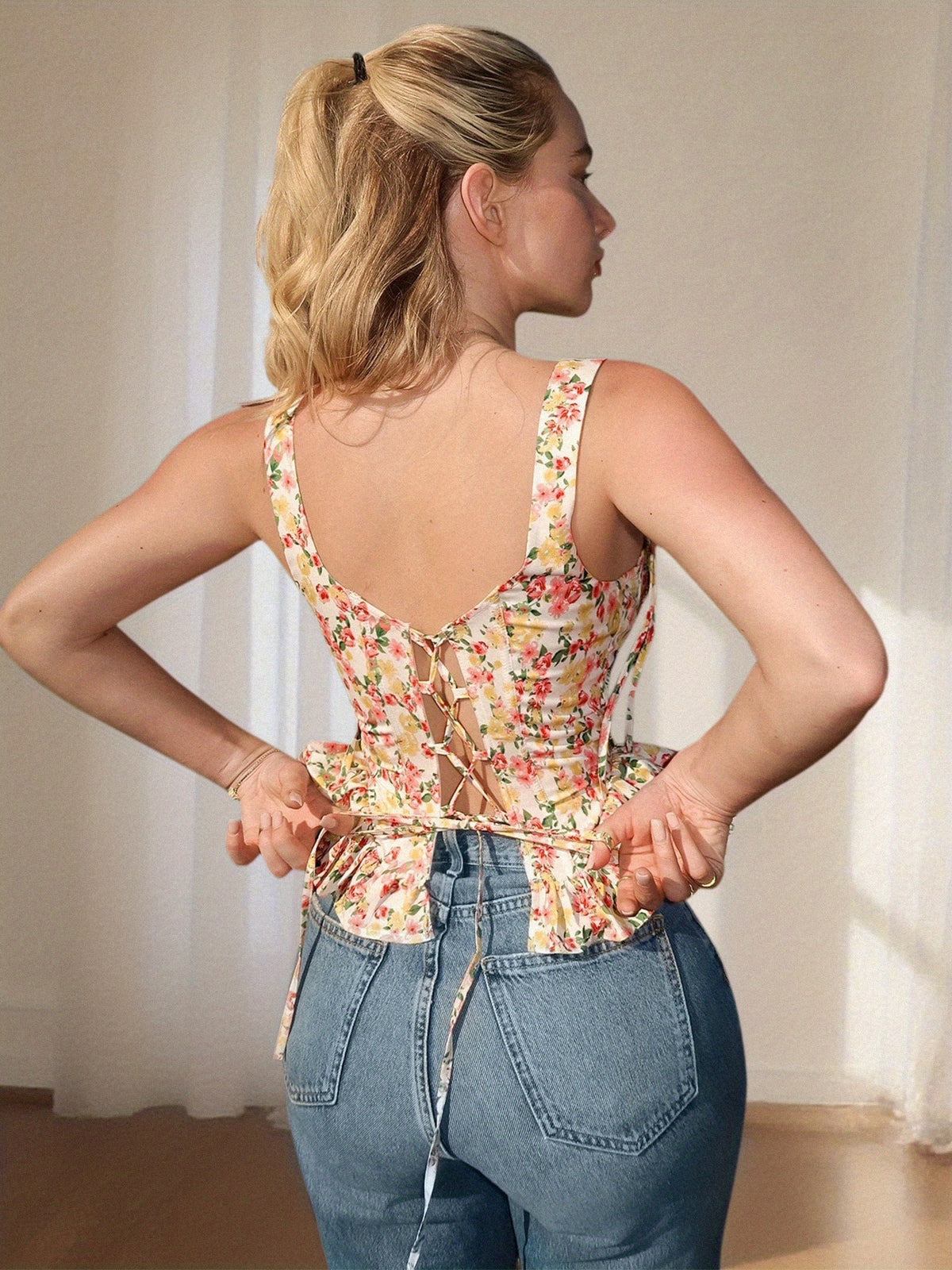 European Style Summer Hit: a Fresh Floral Field Top with Ruffled Edges, Bow Tie Straps, And a Drawstring Back, Perfect for Vacations, Picnics, Gatherings, And Camping - Multicolor