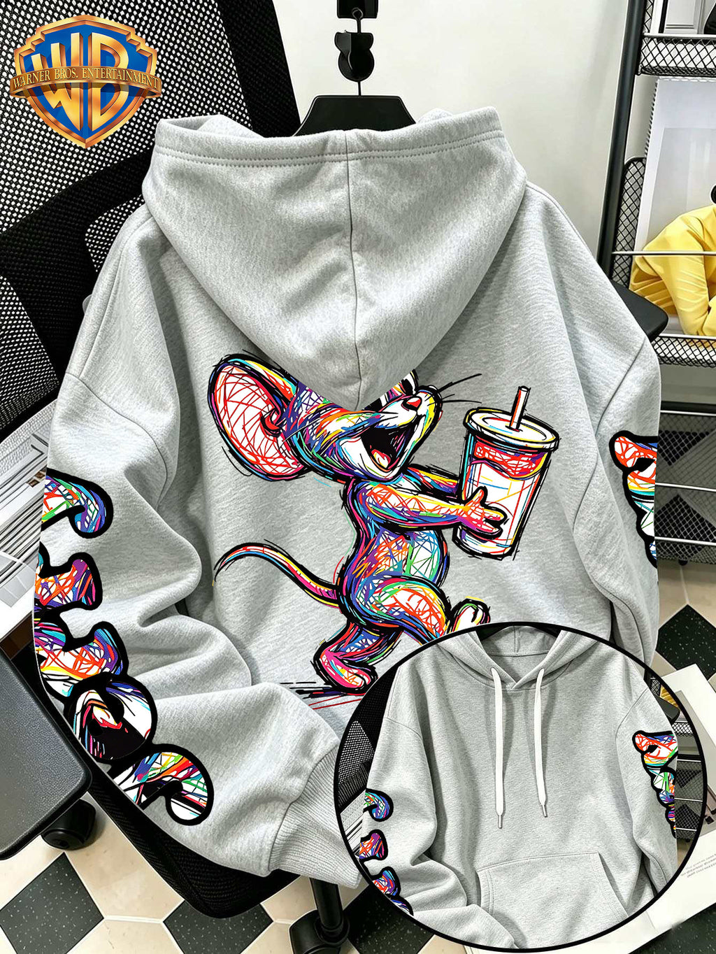 [Officially Licensed by Warner Bros] 1pc, American Colorful Line Cartoon Holding Drink Portrait Creative Casual Hoodie - Men'S Fashion Sweatshirt, Adjustable Drawstring Loose Comfortable Sweater, Suitable for Daily And Outdoor Wear - Light Grey