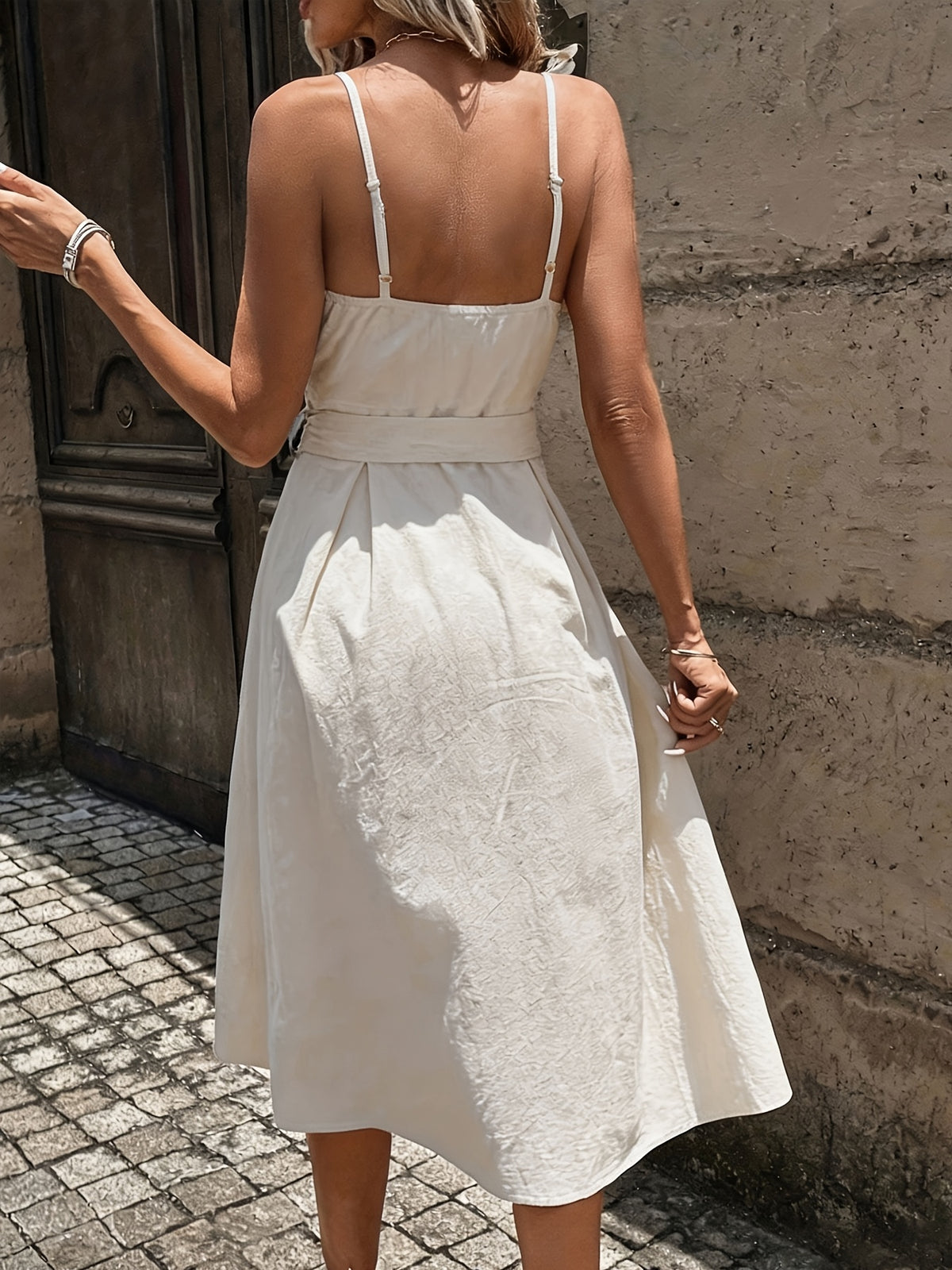 A Stylish And Elegant Sleeveless Dress with Easy Button Decorations, Perfect for Daily Commutes And Dates, Featuring a Mid-Length Design And a Belt - Apricot