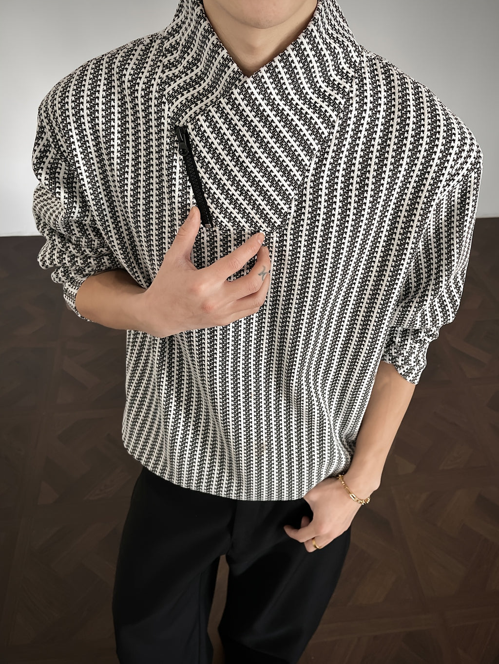 Men's Sweatshirt, a Stylish and Trendy Casual Striped Sweatshirt for Men, Made with Comfortable, Slightly Stretchy Fabric and a Loose Fit, Suitable for Daily Casual Wear - White