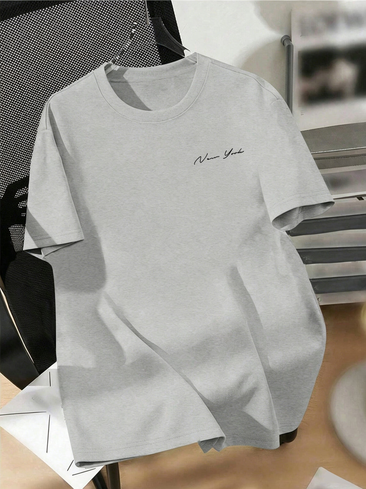Men' New York Letter Print T-Shirt - Minimalist Round Neck Short Sleeve Tee with, Machine Washable Casual Basic Shirt Suitable for Summer, Office & Casual Attire, Non- Regular Fit for Men - Light Grey