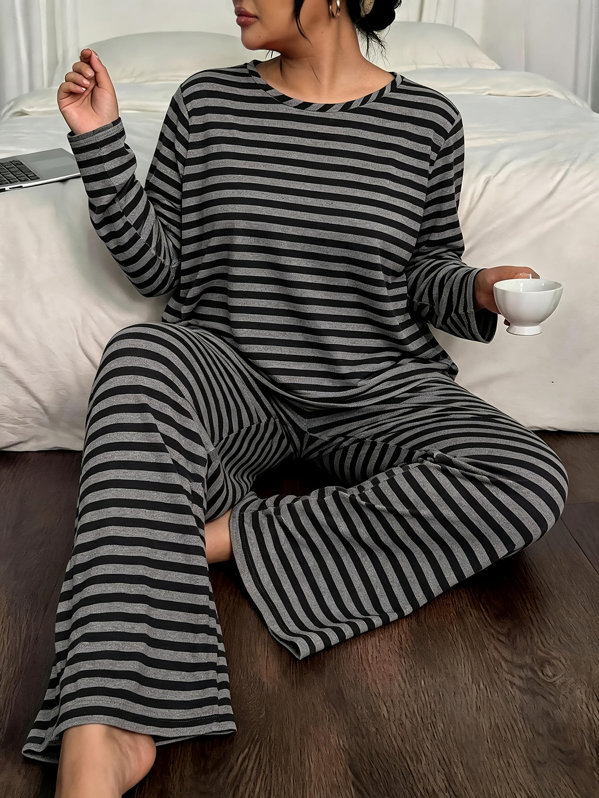 Women's Large-sized Pajama Set with Striped Print, Long-sleeved Long Pants Home Wear Set, Extra-large Size, Loose and Comfortable for Relaxation, Suitable for Autumn and Winter Clothing. - Mixed colors