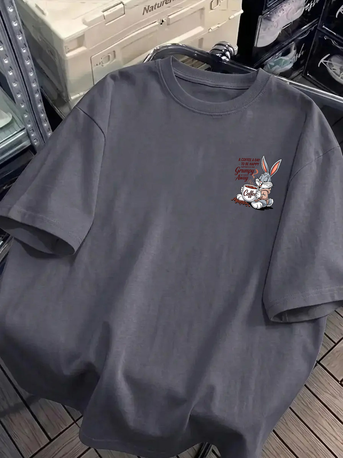 Coffee Healing Rabbit Front And Back Print Men'S T-Shirt, Unisex Fashion Top, Breathable And Sweat-Absorbing, Nontacky Back, Body Shaping, Casual Versatile, Suitable for Commuting, Fitness, Outdoor Activities, Street Style, Beach Vacation - Dark Gray