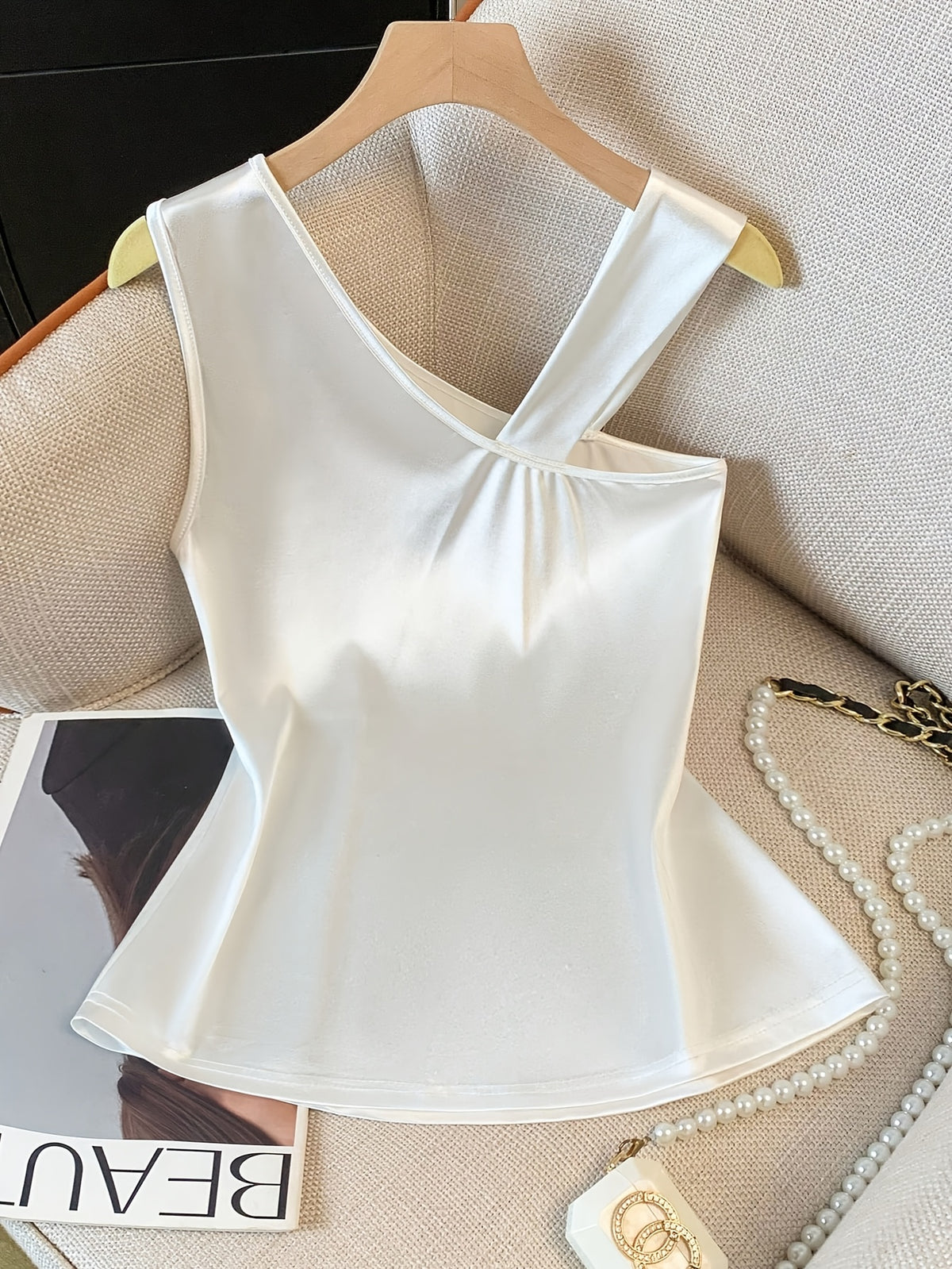 Elegant and Fashionable New Spring/summer Women's Solid Color Irregular Metal Diagonal Shoulder Design Slim-fit, Sophisticated, Intellectual, Commuting, Casual, Simple, Versatile Sleeveless Vest - White