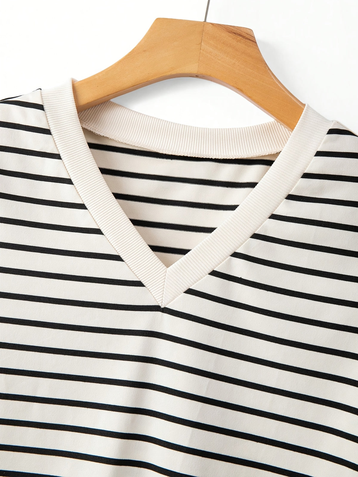 Women's Elegant V-Neck Striped T-Shirt - Soft Medium-Stretch Suitable for - Casual Blouse Striped Top, Machine Washable Non-Sheer V-Neck Shirt for Office, Layering & Casual Attire (Year-Round Wardrobe Essential) - Apricot