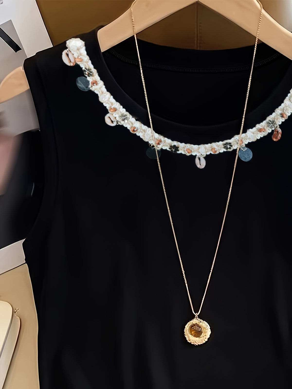 New Autumn/Winter Women's Sleeveless Tank Top with Exquisite Neckline Pendant Embellishment, Simple and Stylish Solid Color Slim-Fit Top, Elegant and Casual Versatile Cool and Breathable Base Layer (Necklace Not Included) - Black