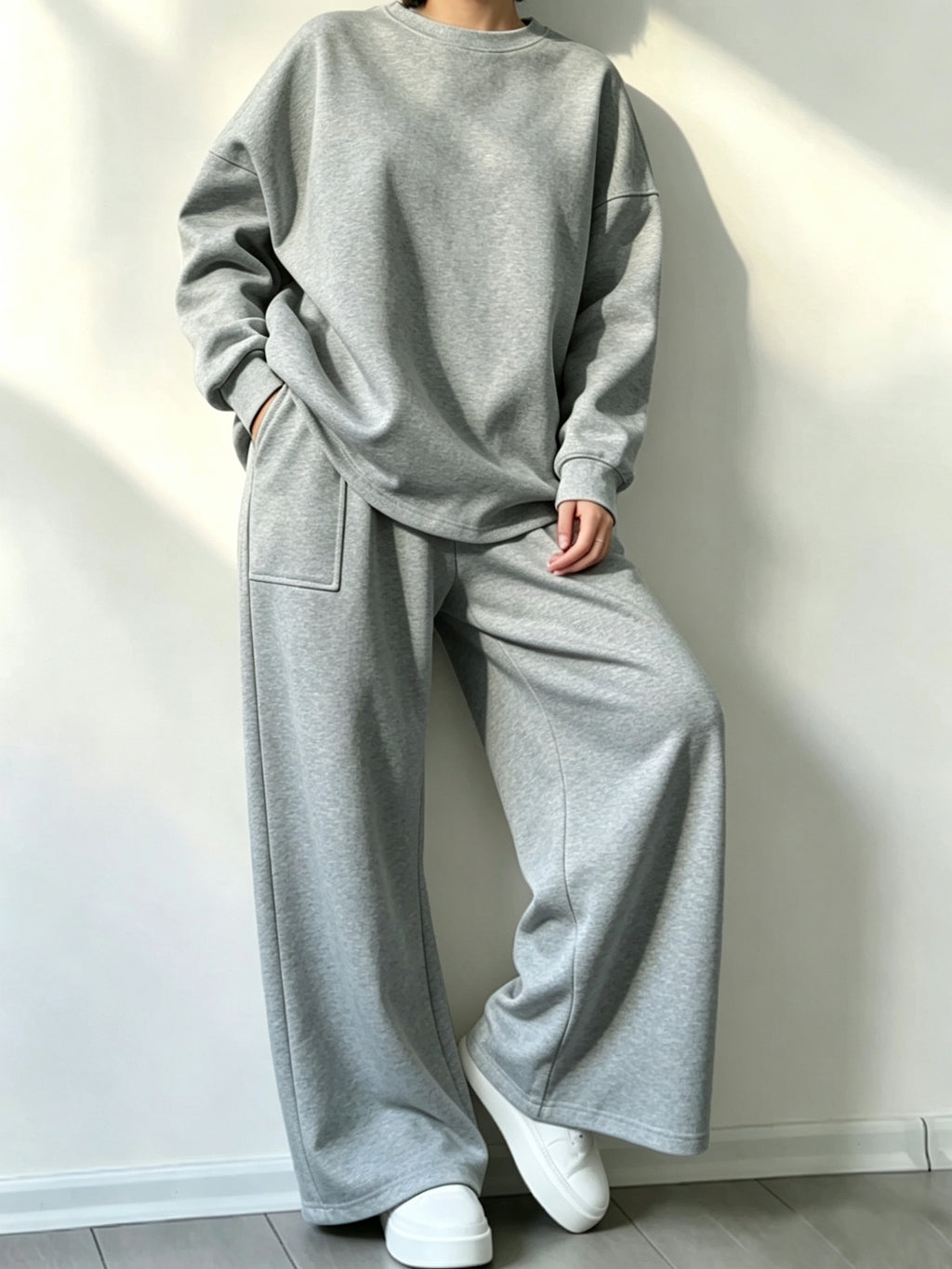 Women's Solid Color Round Neck Long Sleeve Sweatshirt and Sweatpants Casual Sportswear Set / Pants with Pockets / Convenient and Stylish / Casual and Relaxed Yet Fashionable Sweatshirt Set / Suitable for Shopping / Dating / Outings / Sports, Etc. - Light Grey