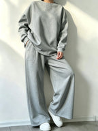 Women's Solid Color Round Neck Long Sleeve Sweatshirt and Sweatpants Casual Sportswear Set / Pants with Pockets / Convenient and Stylish / Casual and Relaxed Yet Fashionable Sweatshirt Set / Suitable for Shopping / Dating / Outings / Sports, Etc. - Light Grey