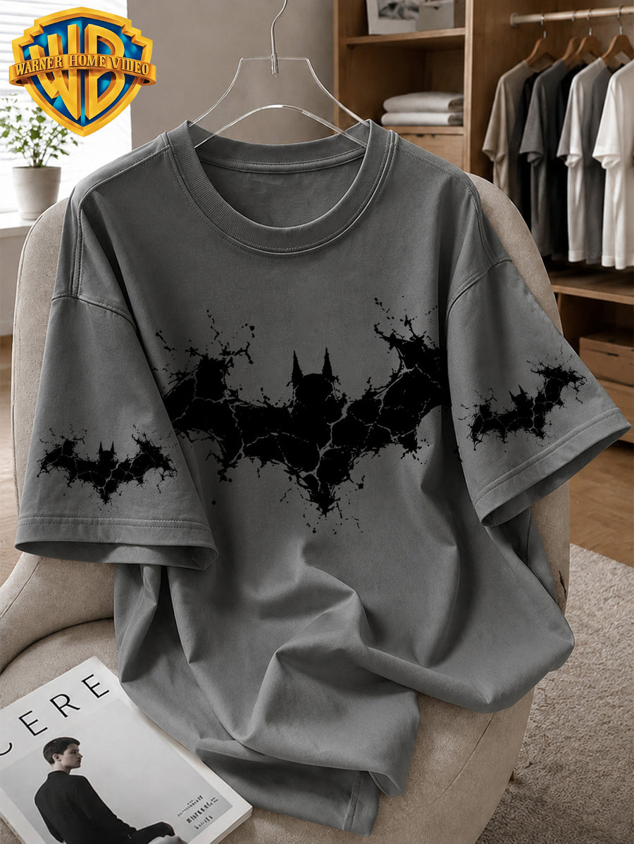 Warner Bros. Officially Licensed Batman Cracked Fragmented Blurry Ink Logo Printed Men'S Short-Sleeved T-Shirt, American Retro Street Style, Soft And Breathable, Suitable for Summer Daily Wear, Streetwear, Fitness, And Outdoor Outfits - Dark Gray