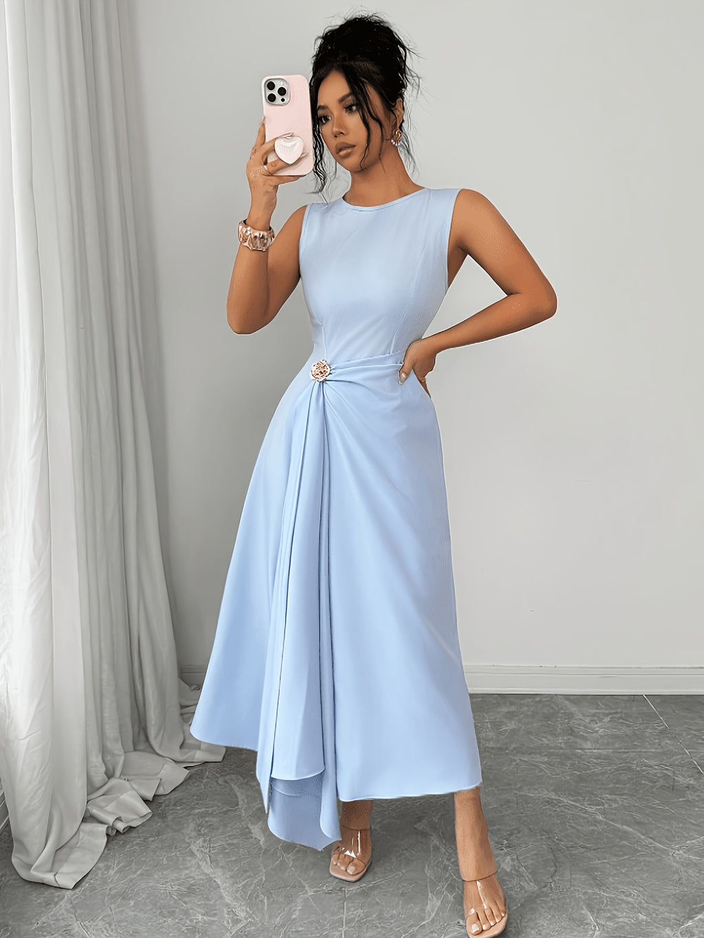 Women'S Elegant Long Dress, Exquisite Design, Round Neck Sleeveless, Suitable for Wear, Waist Adorned with Pleats, Embellished with Hand-Stitched Metal Flowers And Buttons, And Asymmetrical Train Long Bridesmaid Gown - Blue