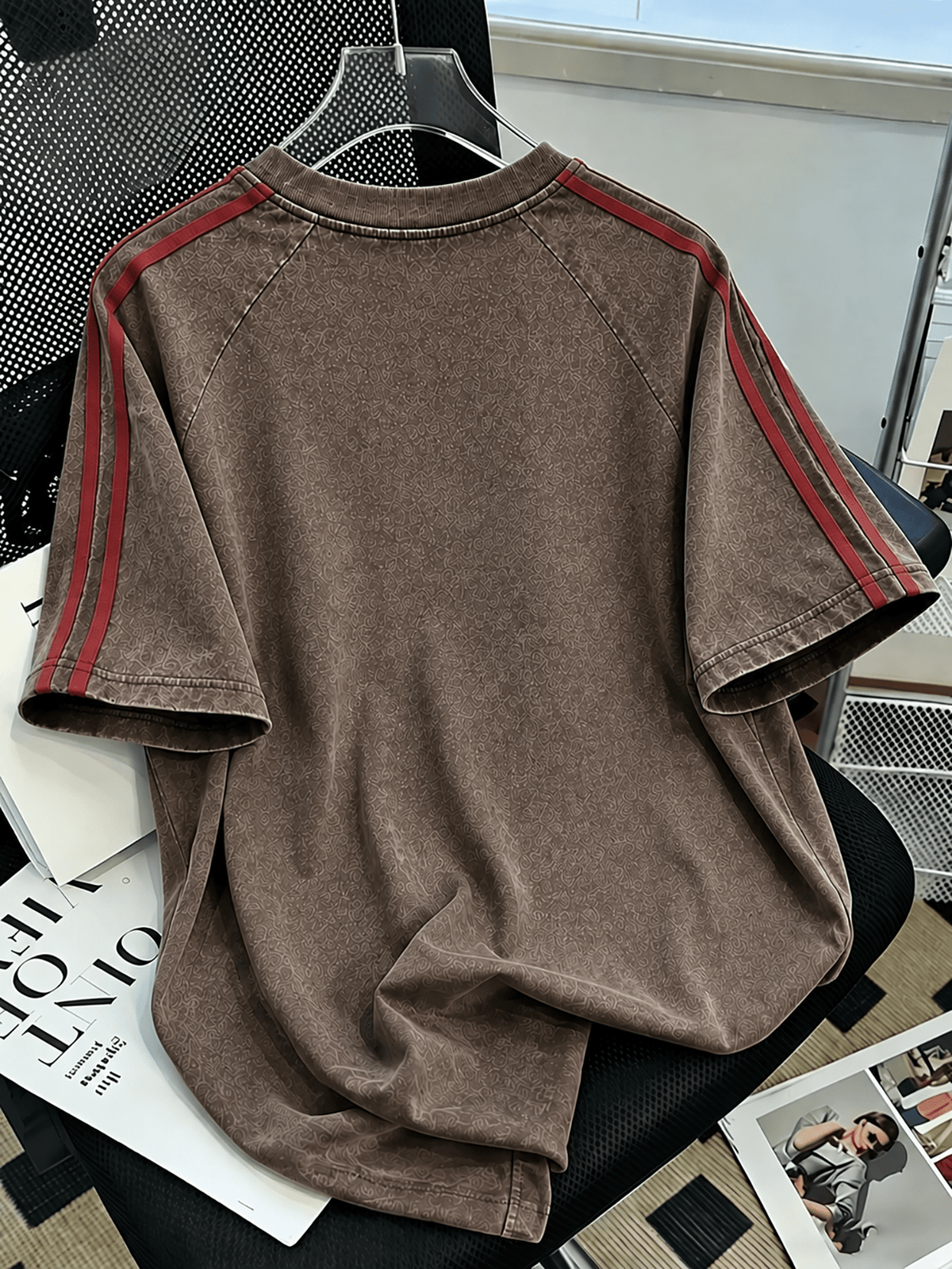 WB Warner Bros. Official License, Red Striped Raglan Vintage Washed Distressed T-Shirt, Sketch Classic Clown Portrait Individual Street Print Short Sleeve Top, Men'S Loose Vintage Streetwear Outfit - Coffee Color