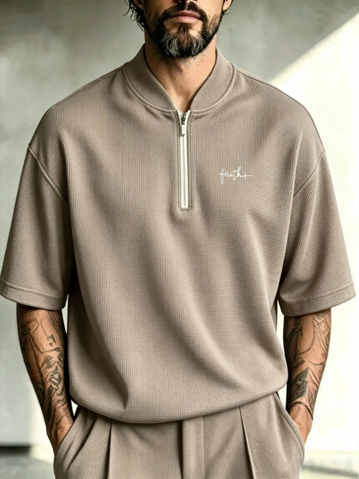 Men's Stand Collar Printed Zipper Short Sleeve T Henley Neck T-Shirt Faith Script Print Loose Fit Old Money Aesthetic Spring Autumn - 【Brown】
