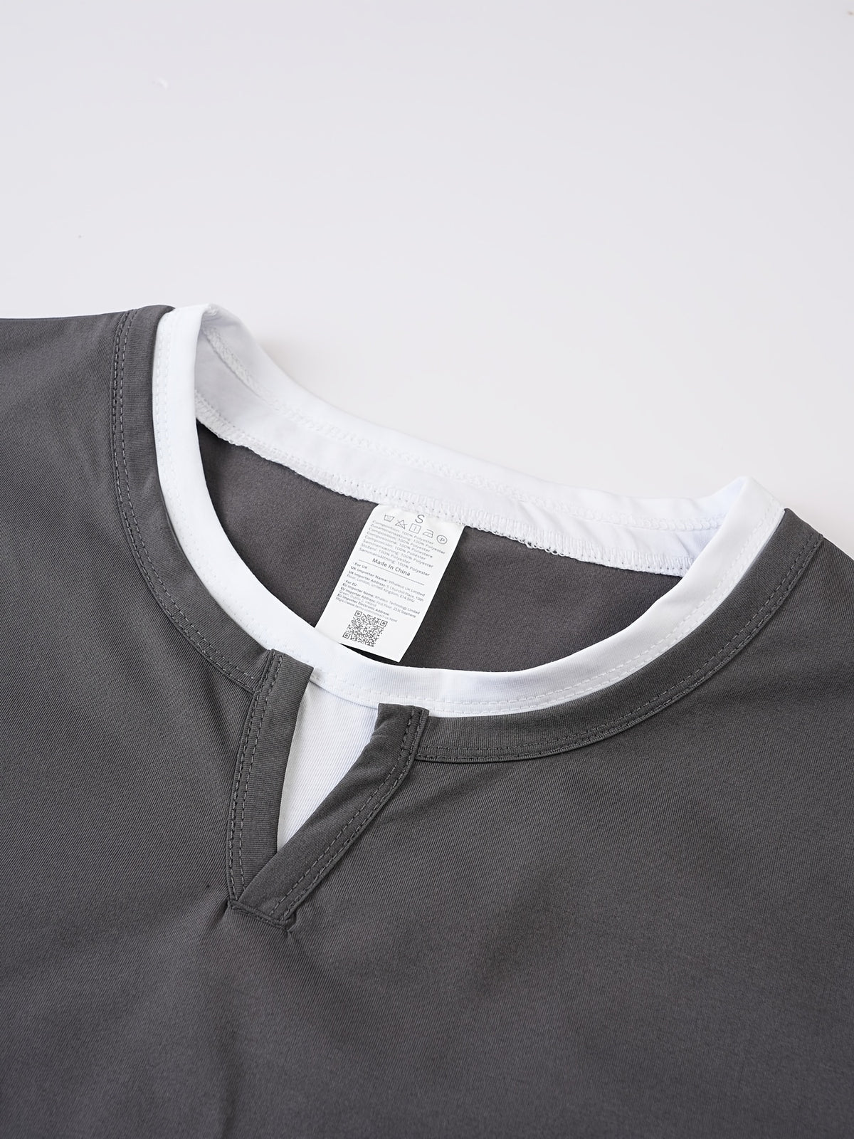 American-style Minimalist Color-Block White-Trimmed Henley Shirt for Men, Versatile Commuting Breathable Thin Short-Sleeve Base Layer Top, Summer Color-Block V-Neck Solid Color T-Shirt, Casual Short Sleeve - Grey