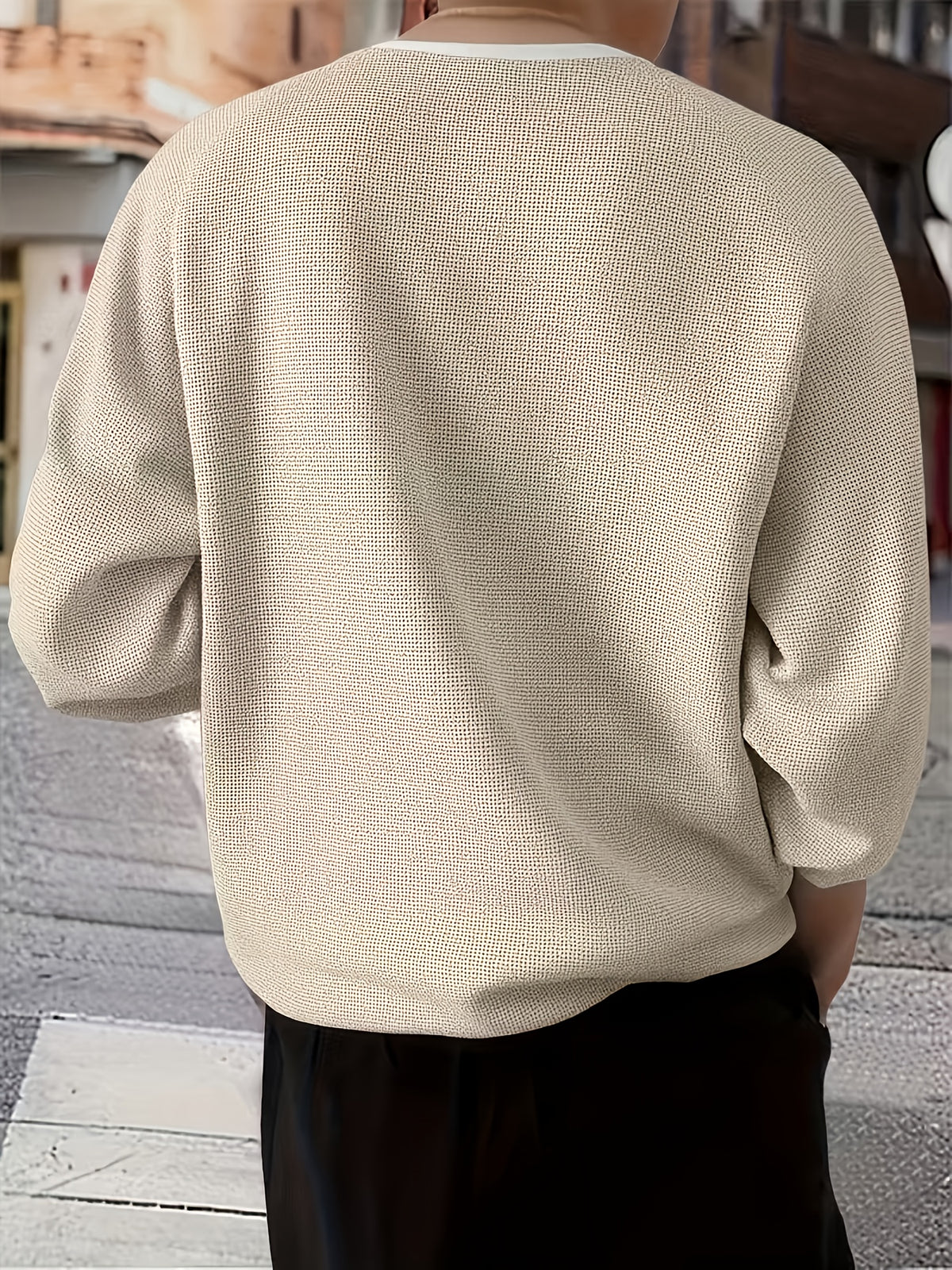 A Men's Fashion Sweatshirt Made of Waffle Knit Fabric, Featuring a Loose Fit. This Long-sleeve Top Is Suitable as a Base Layer for Spring and Autumn, Ideal for Casual Attire - Khaki