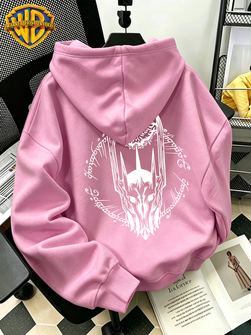 Authorized by Warner Bros., 2026 New Soren Helmet with White Line Print, Men'S Hoodie, Hooded Sweatshirt, Kangaroo Pocket And Drawstring Hat, Suitable for Daily And Outdoor Sports Wear, Autumn And Winter Warm Jacket, Fashionable Jacket - Pink Color