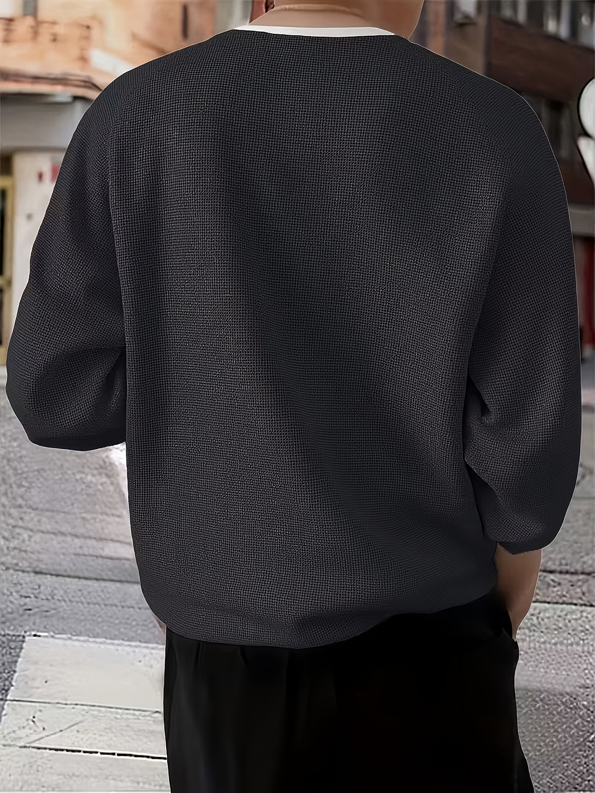 A Men's Fashion Sweatshirt Made of Waffle Knit Fabric, Featuring a Loose Fit. This Long-sleeve Top Is Suitable as a Base Layer for Spring and Autumn, Ideal for Casual Attire - Black