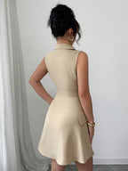 A Stylish Women'S Sleeveless Mini Dress with a French Collar, Featuring a Double-Button Waist And Decorative Faux Pockets - Khaki