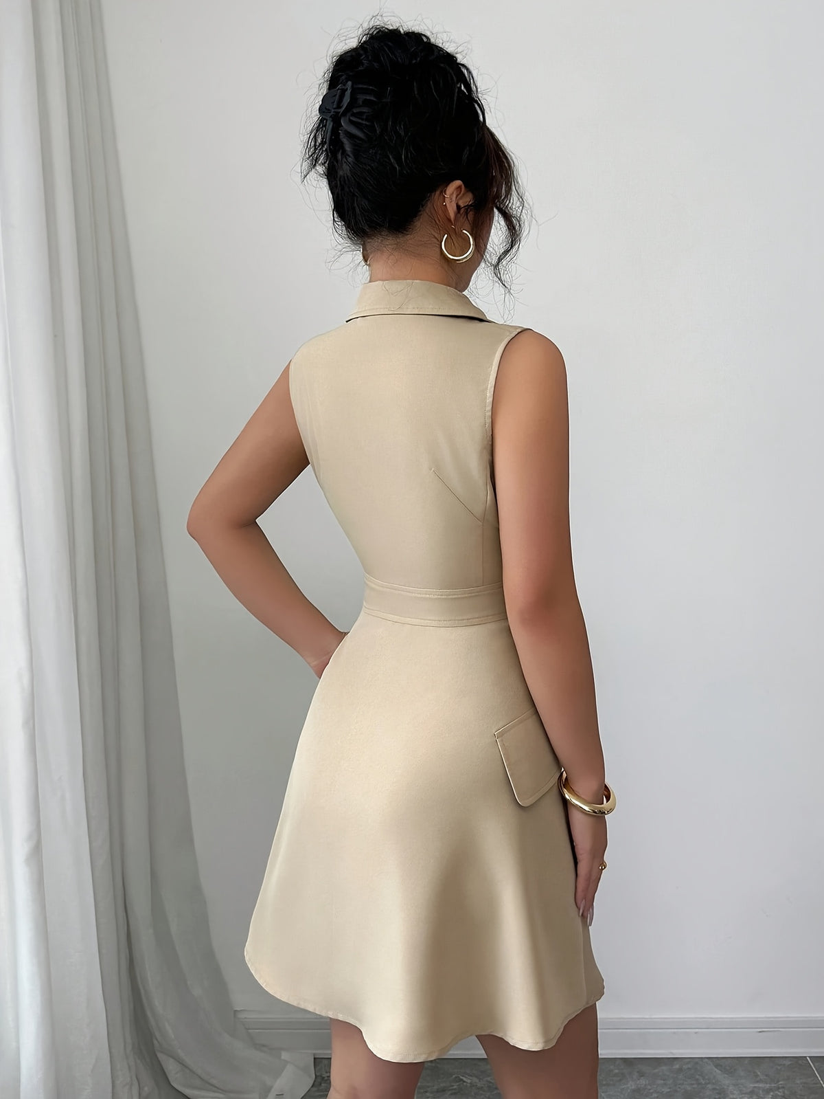 A Stylish Women'S Sleeveless Mini Dress with a French Collar, Featuring a Double-Button Waist And Decorative Faux Pockets - Khaki