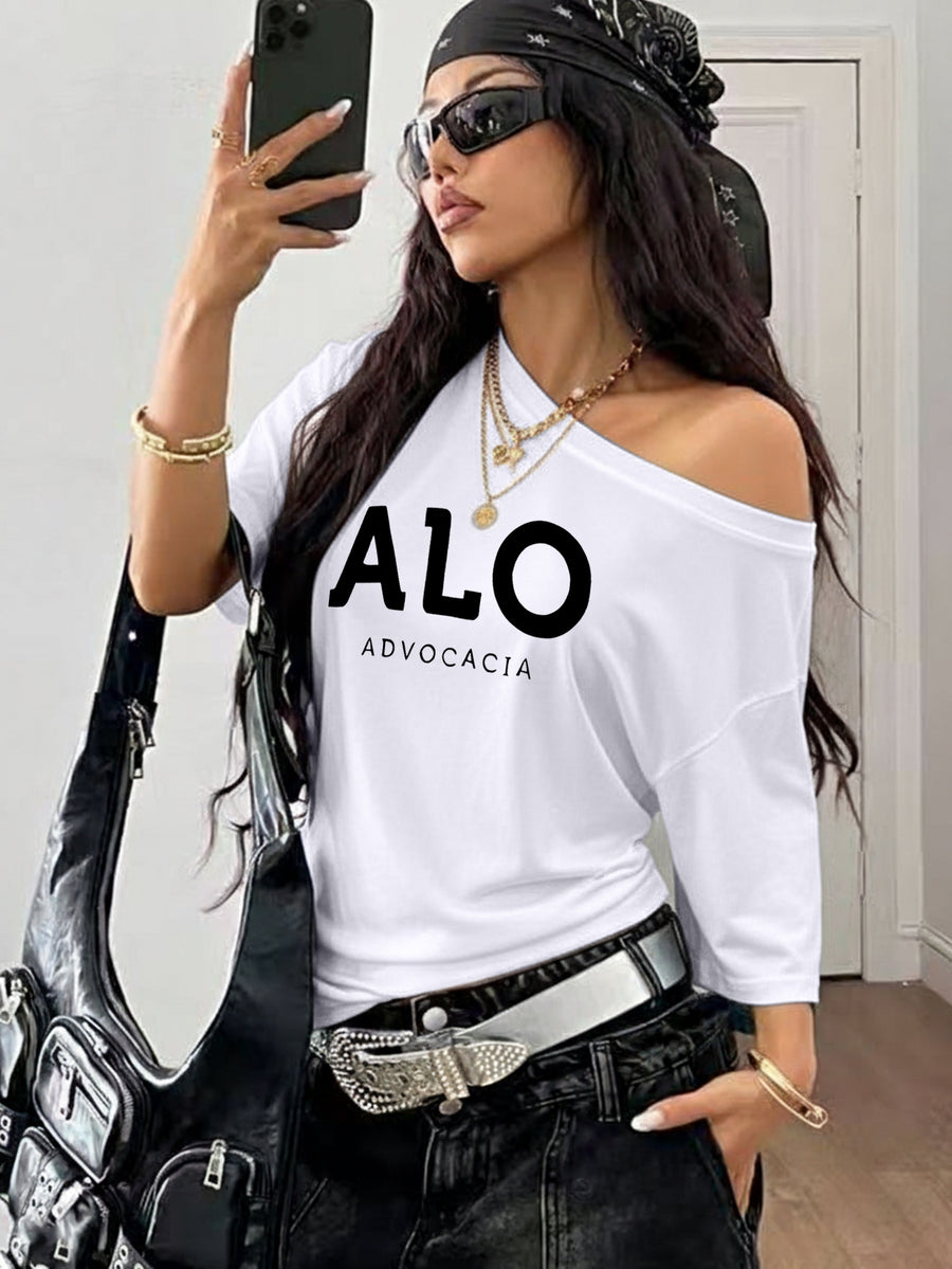Women's Asymmetric Off-Shoulder Collar T-Shirt with "ALO ADVOCACIA" Letter Print, Loose Fit Casual Off-Shoulder Short Sleeve Top. Women's Casual Fashion Asymmetric Off-Shoulder Collar T-Shirt in Y2K Style, Suitable for Spring and Summer, Home Wear - White