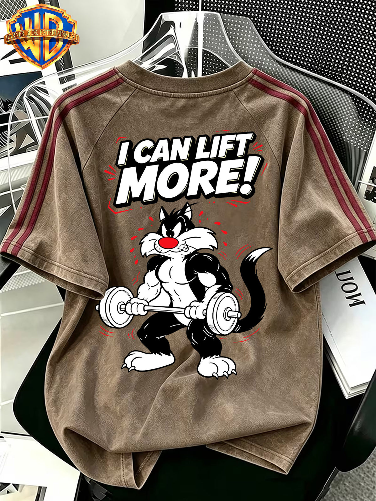 Warner Official Authorization, American Retro Men's Washed Short T-shirt, Silly Cat Vigorously Lifting Barbell, Fitness Hot Blooded Cartoon Print Pattern, Side Contrasting Stripes, Comfortable and Breathable, Suitable for Daily Commuting in Summer - Coffee Color