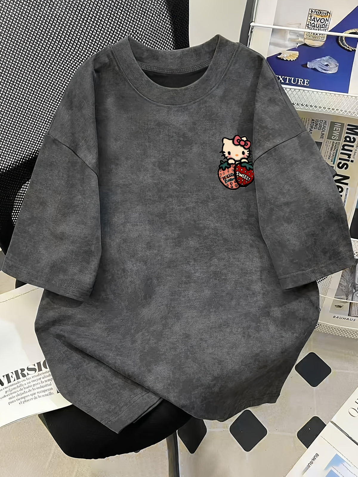 2026 New Summer Trendy Sanrio Fun Hello Kitty and Strawberry Letter Print Tie-Dye Short Sleeve T-Shirt for Women, Loose Fit Boyfriend Style Casual Versatile Top - Deep Grey