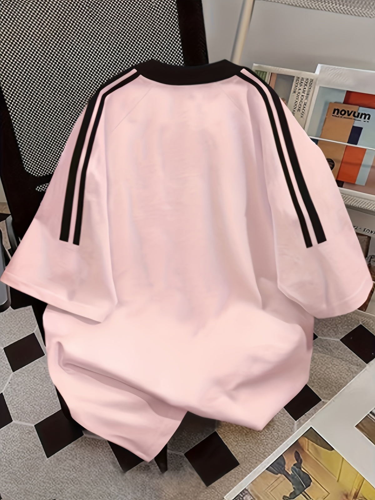 Sanrio Hello Kitty Cartoon Pattern Casual Fashion T-shirt from Sanrio, Black Contrasting Design, Round Neck Short Sleeved Shirt, Cute T-shirt, Perfect for Spring and Summer Casual Wear and Holiday Gifts - Pink