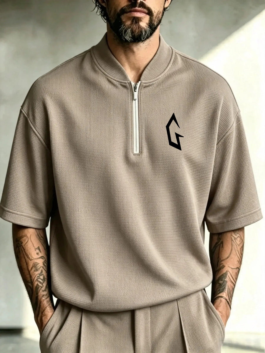Men's Stand Collar Printed Zipper Short Sleeve T-Shirt for Spring, Autumn, and All Seasons - Baseball Collar, Henley Collar T-Shirt with Minimalist Black Geometric Logo Print, Loose Fit, Comfortable, Stylish, Versatile Street Style, Old Money Style - 【Brown】