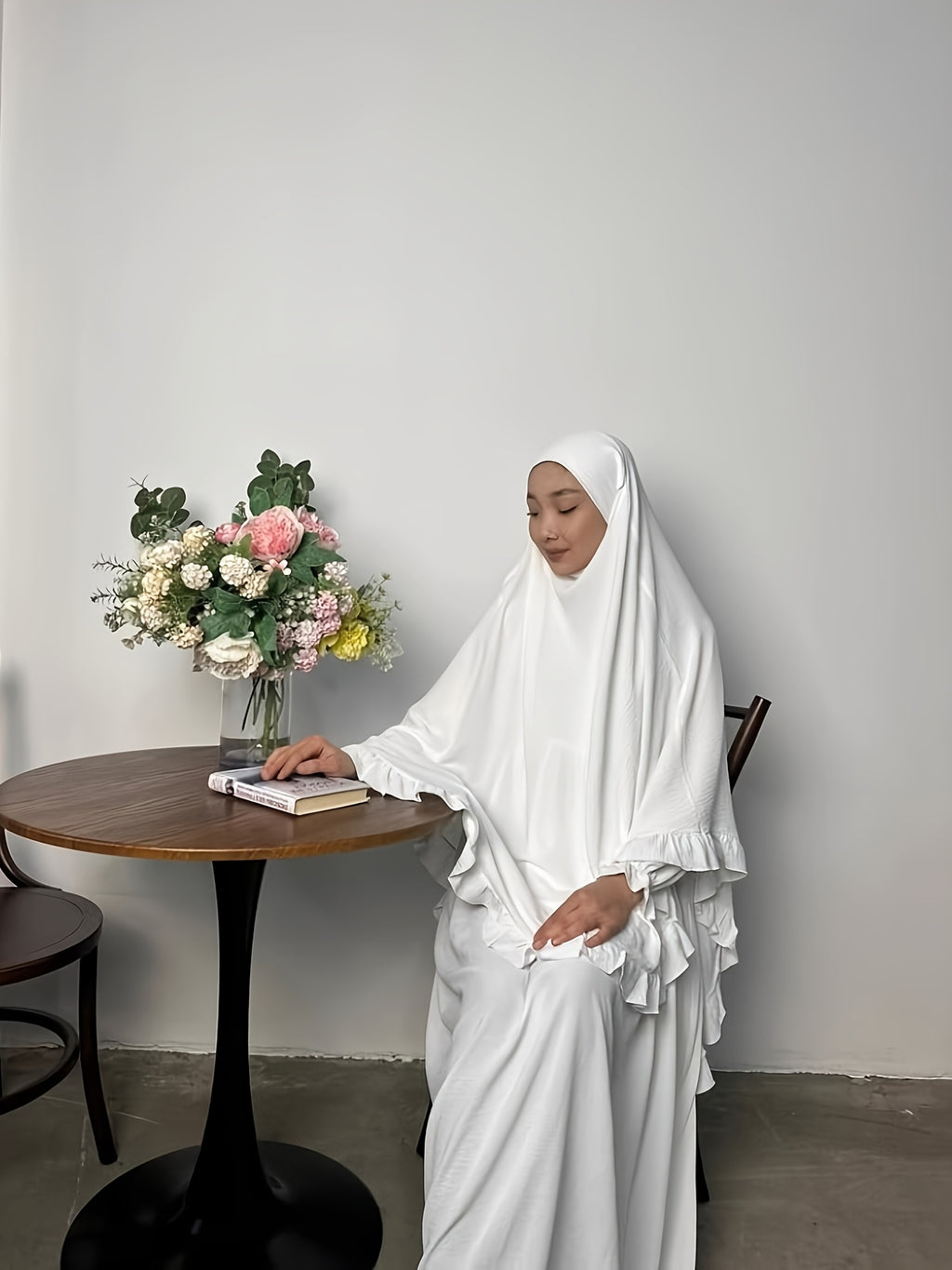 2pcs Set: Middle East Dubai 2pcs Set, Including 1 Solid Color Long Headscarf + 1 Long Robe, Women's Fashion Loose Robe Ramadan Prayer Outfit - White