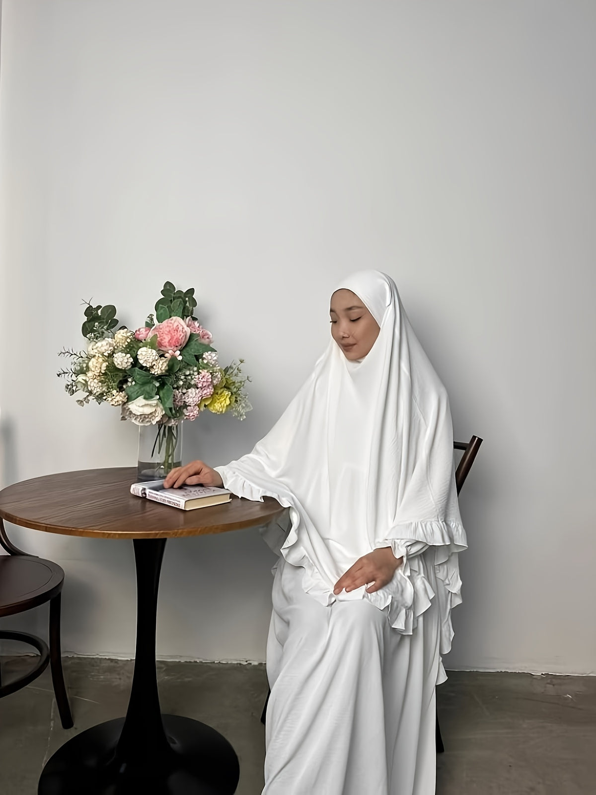 2pcs Set: Middle East Dubai 2pcs Set, Including 1 Solid Color Long Headscarf + 1 Long Robe, Women's Fashion Loose Robe Ramadan Prayer Outfit - White