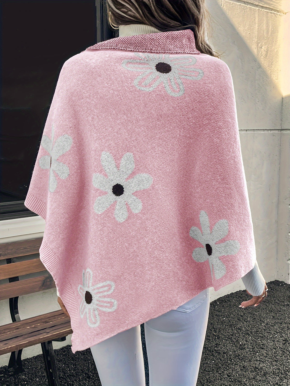 A Versatile And Elegant Cape That Can Be Worn in Various Styles Throughout The Year, Featuring Fashionable Contrasting Colors And a Textured Design, Complete with Buttoned Details - Pink Color