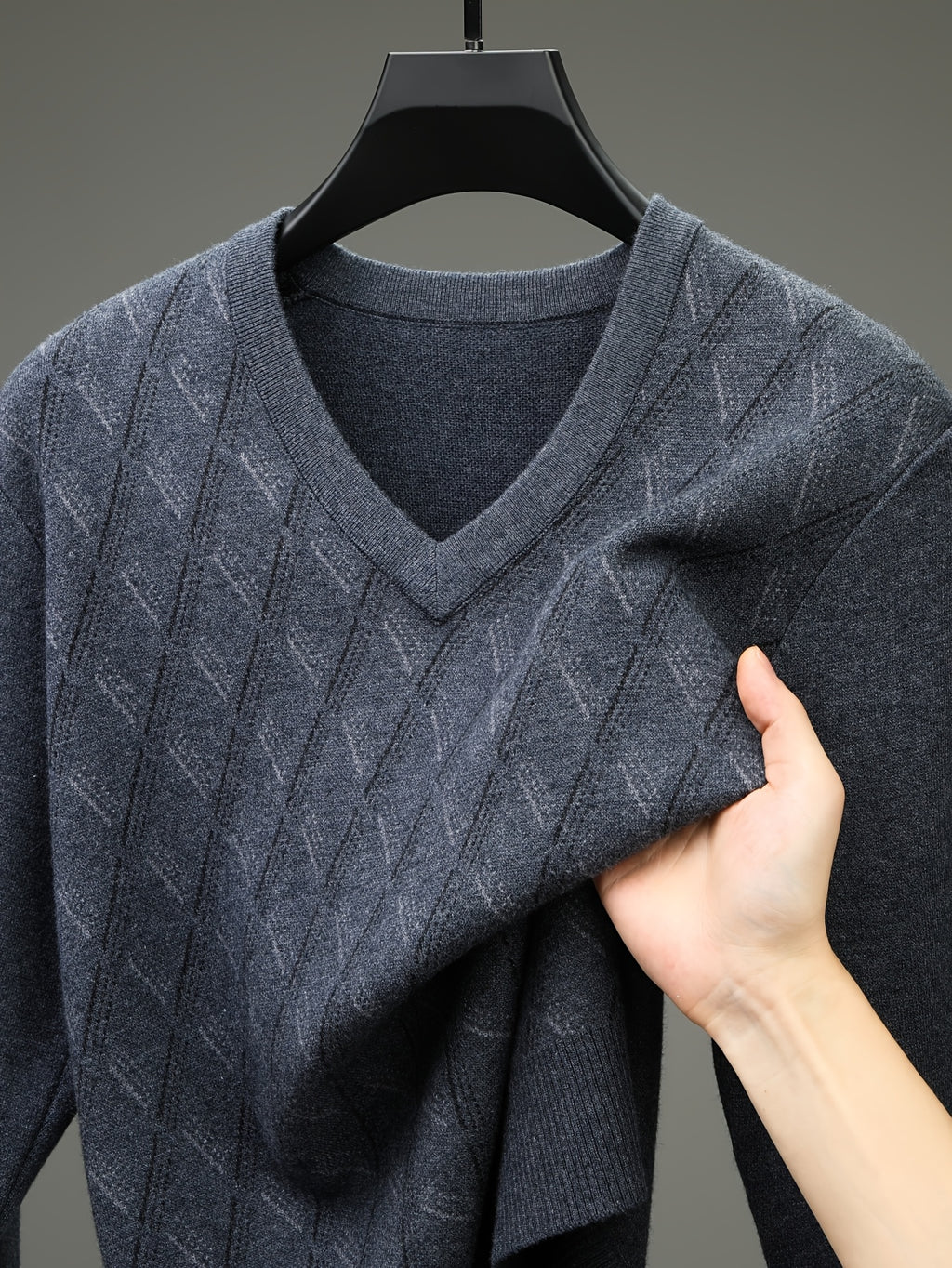 Minimalist Urban V-Neck Sweater for Portable Daily Commuting - Medium Gray