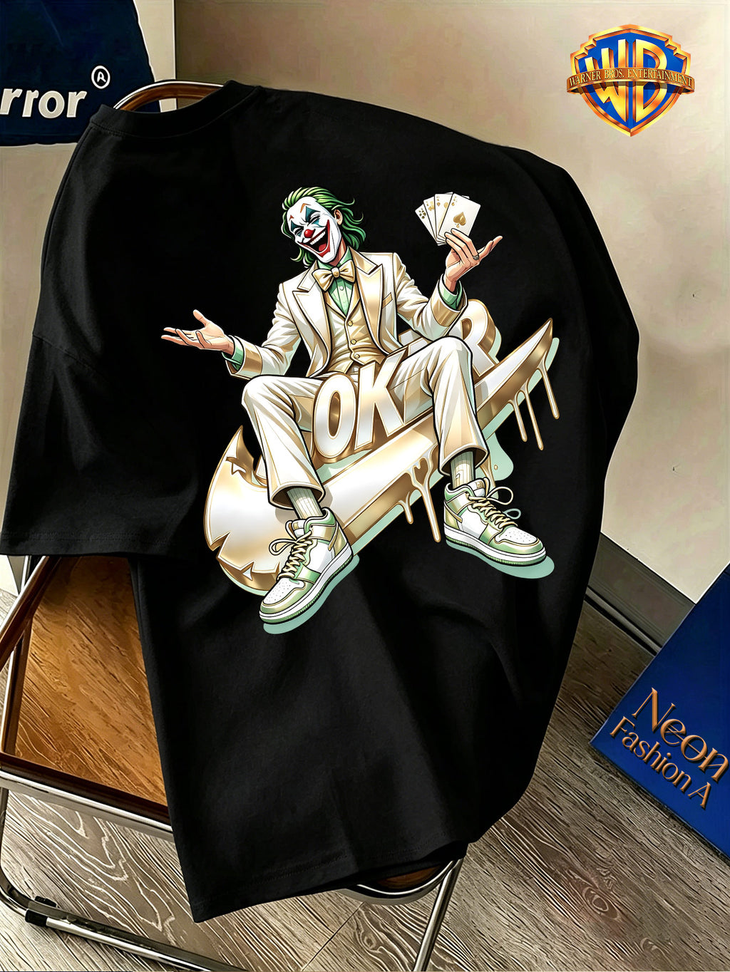 Warner Bros. Official Men's Short-Sleeve Pure T-Shirt, Authentic DC Elegant JOKER Character Badge Graphic, Double-Sided Light Luxury Decorative Print Design, American Vintage Streetwear Style, Spring/Summer Top, Regular Fit, Suitable for Outdoor - Black