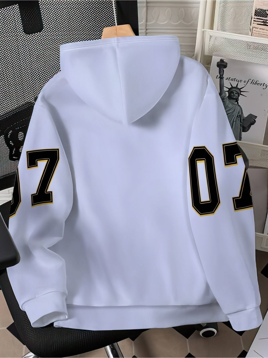[Print Design, Not Textured] Men'S Hoodie, White Base with Black And Golden Number 07 Crown Text, Digital Print Long Sleeve, Suitable for Street Outings, Daily Commute, And Casual Wear, Loose Fit, Comfortable And Breathable, Non-Tight - Mixed colors
